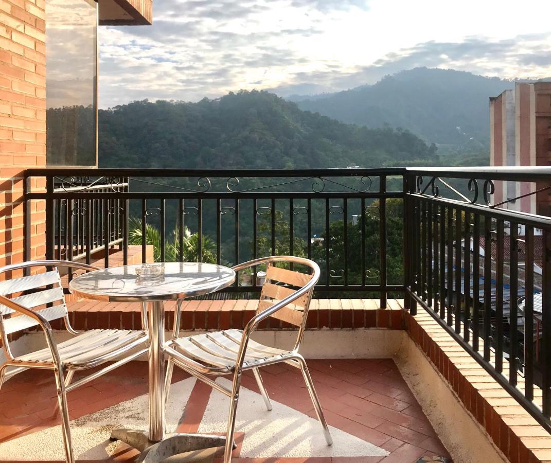 Casa Morales Hotel Internacional Y Centro De Convenciones Ibagué Εξωτερικό φωτογραφία A balcony in Bogotá, Colombia