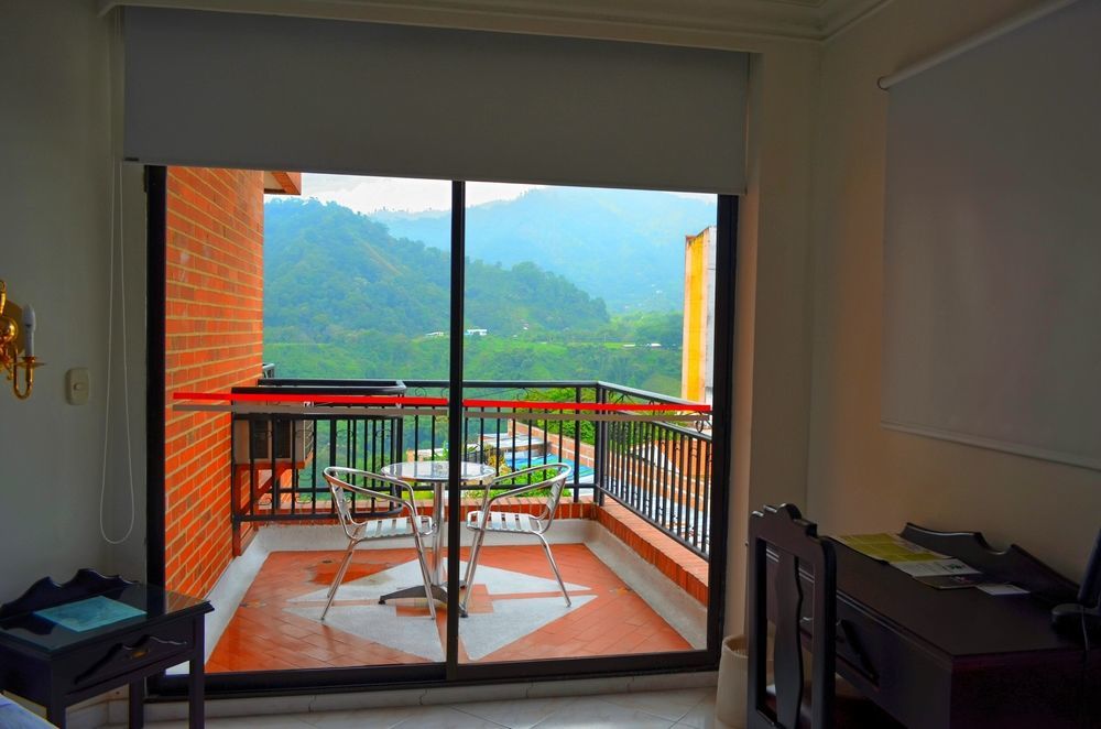 Casa Morales Hotel Internacional Y Centro De Convenciones Ibagué Εξωτερικό φωτογραφία A view of the mountains from a hotel in Baños