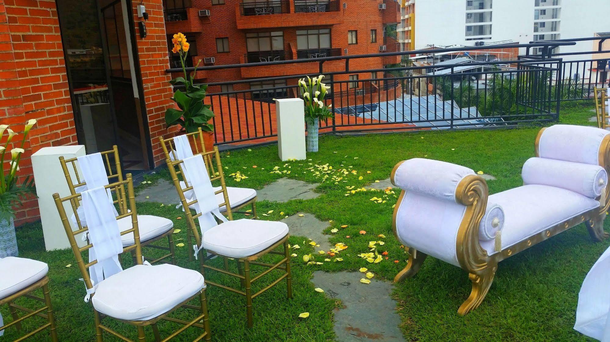 Casa Morales Hotel Internacional Y Centro De Convenciones Ibagué Εξωτερικό φωτογραφία A wedding ceremony at the rooftop of the hotel